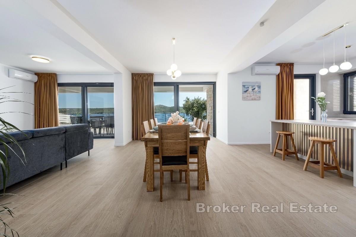 Moderne Villa in erster Reihe zum Meer mit Pool und direktem Strandzugang