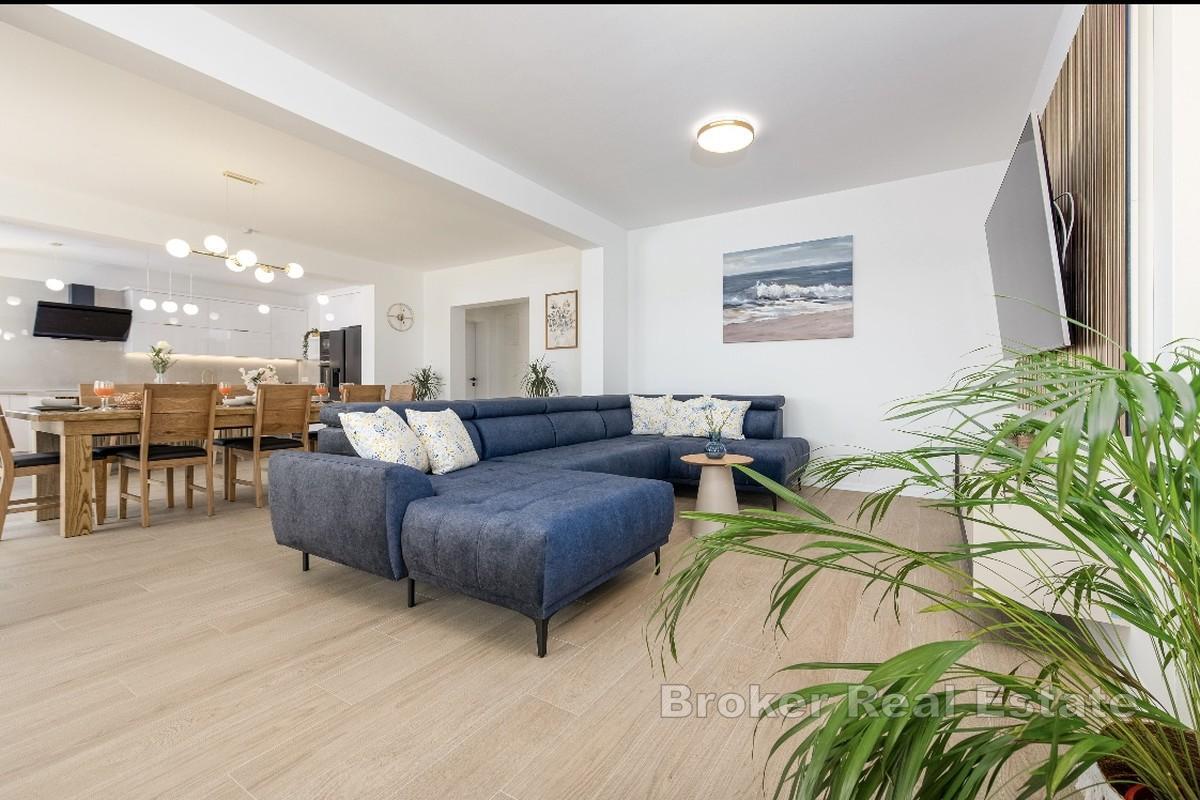 Moderne Villa in erster Reihe zum Meer mit Pool und direktem Strandzugang
