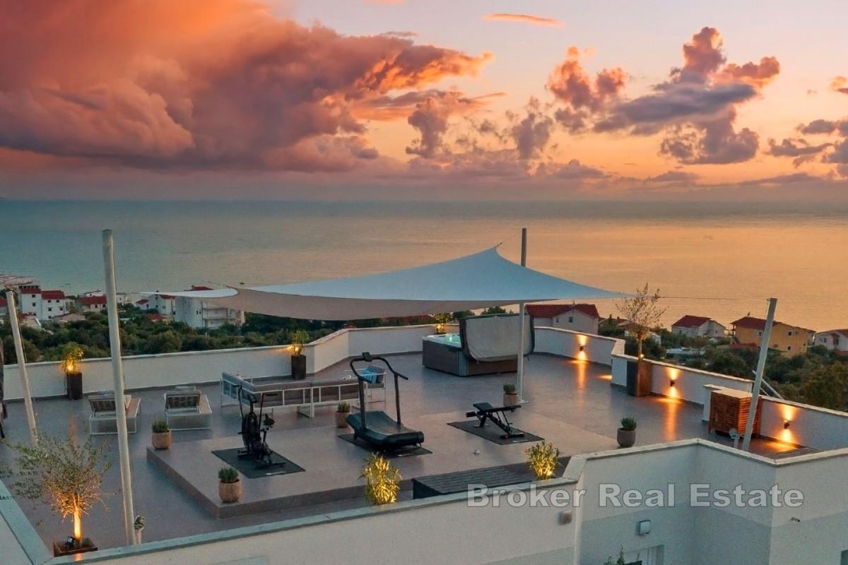 Tenuta privata con due ville moderne con vista panoramica sul mare