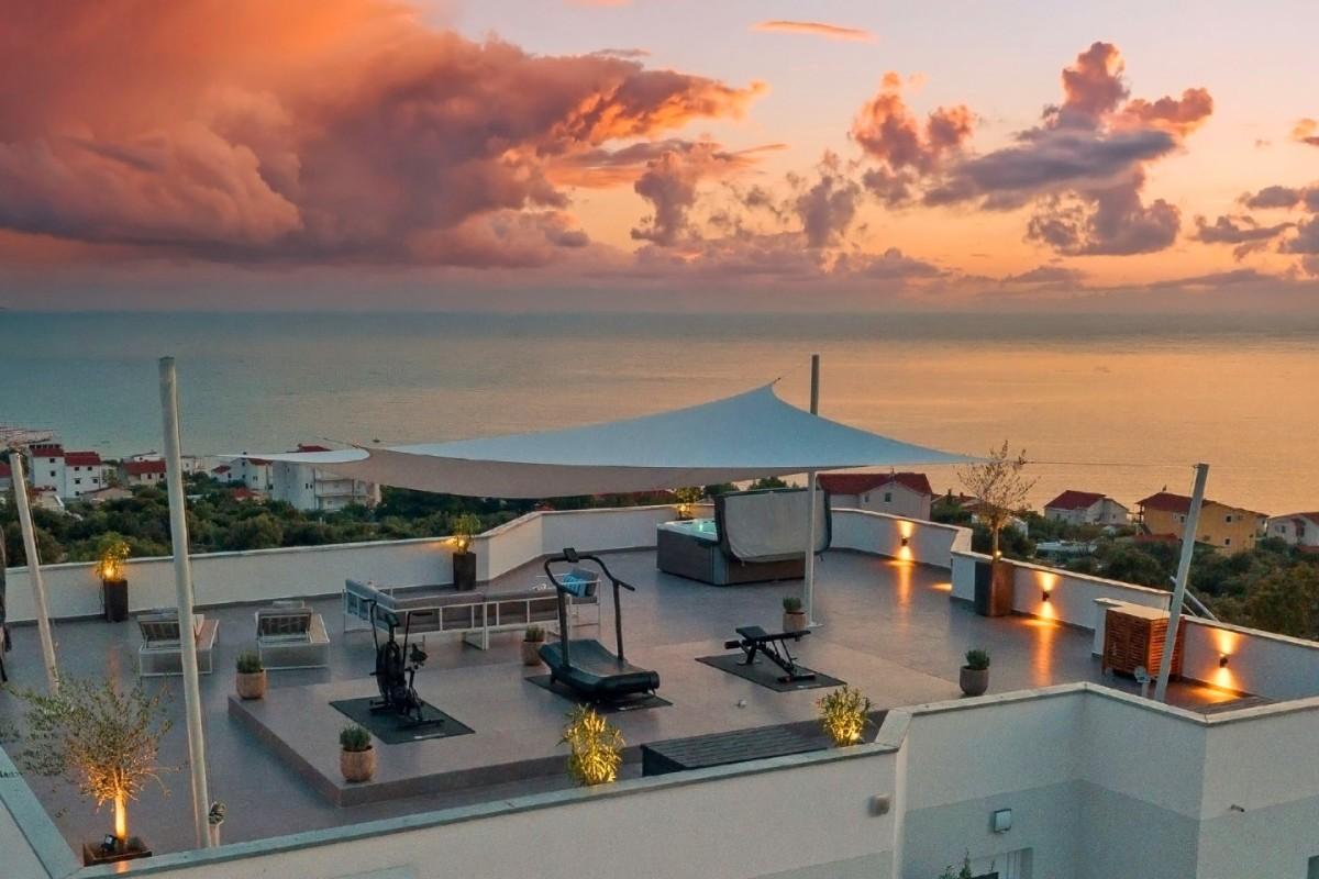 Tenuta privata con due ville moderne con vista panoramica sul mare