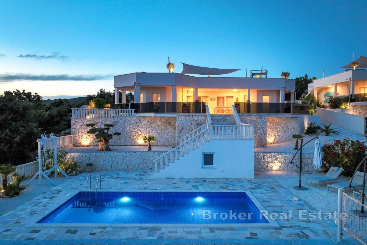 Tenuta privata con due ville moderne con vista panoramica sul mare