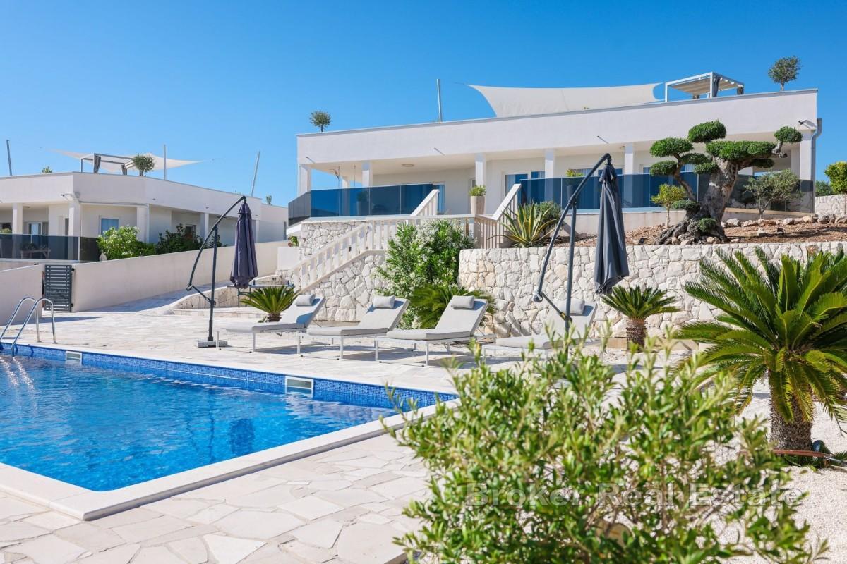 Tenuta privata con due ville moderne con vista panoramica sul mare