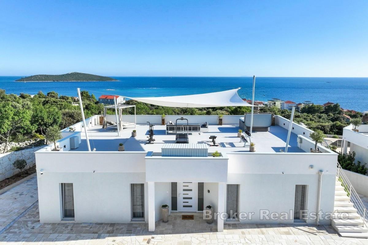 Tenuta privata con due ville moderne con vista panoramica sul mare
