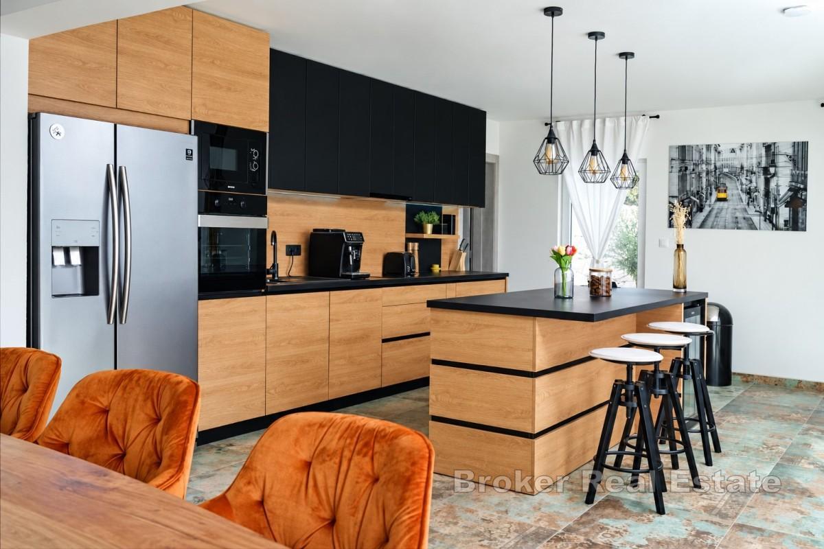 Tenuta privata con due ville moderne con vista panoramica sul mare