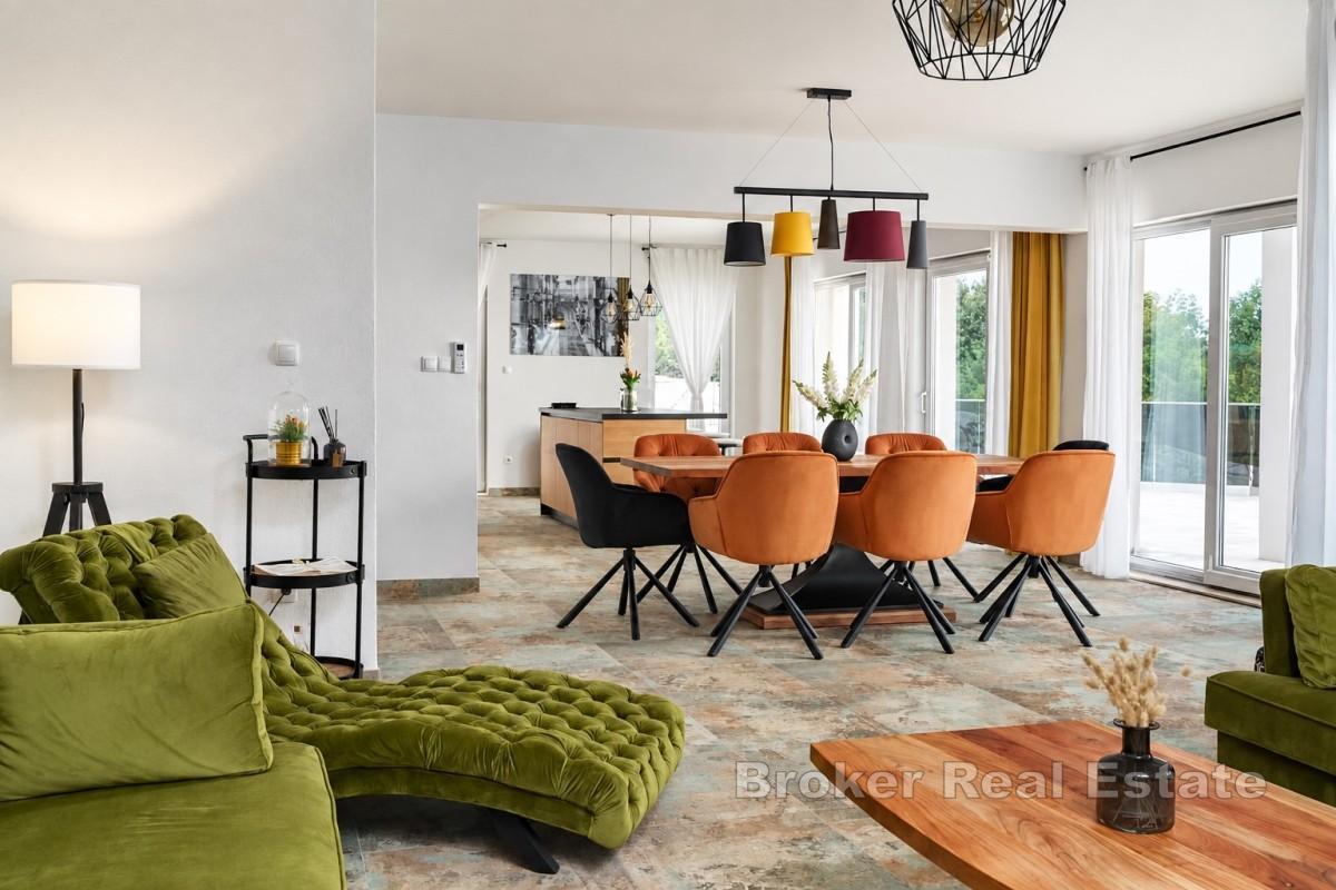 Tenuta privata con due ville moderne con vista panoramica sul mare