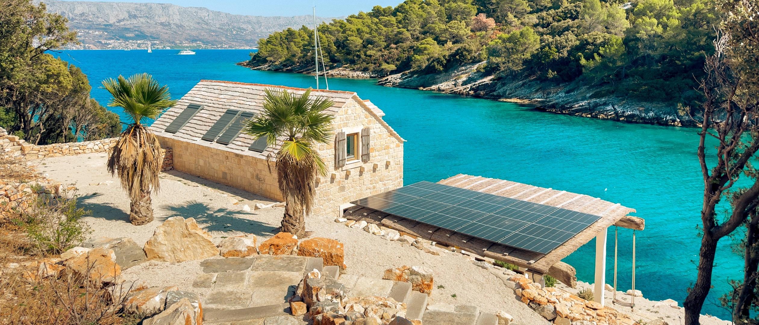 Exceptional, completely secluded fisherman’s house in a peaceful bay