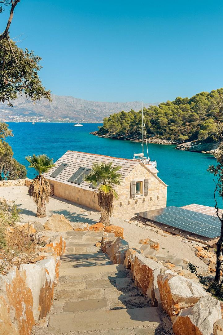 Exceptional, completely secluded fisherman’s house in a peaceful bay