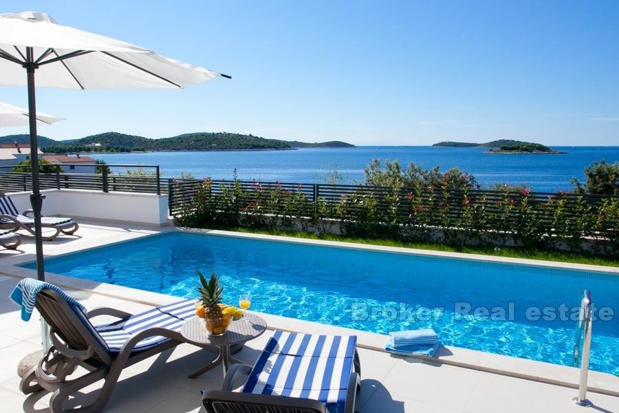 Moderne familie villa med svømmebasseng