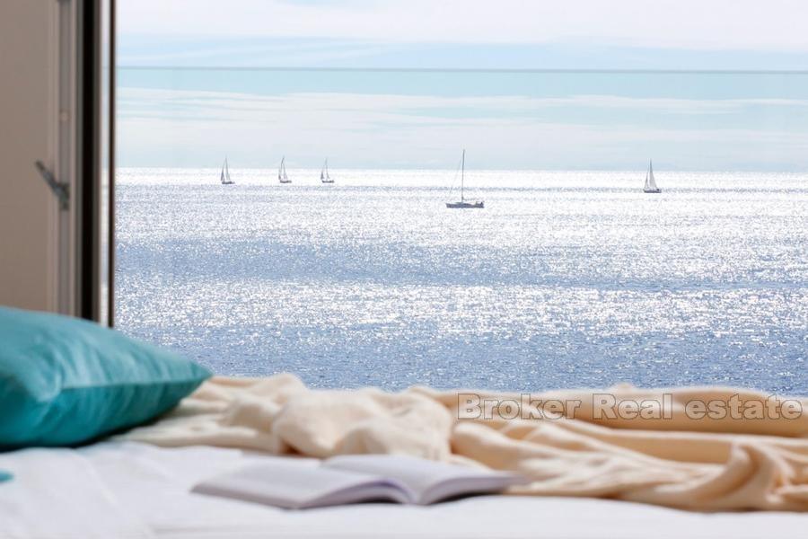 Современная семейная вилла с бассейном