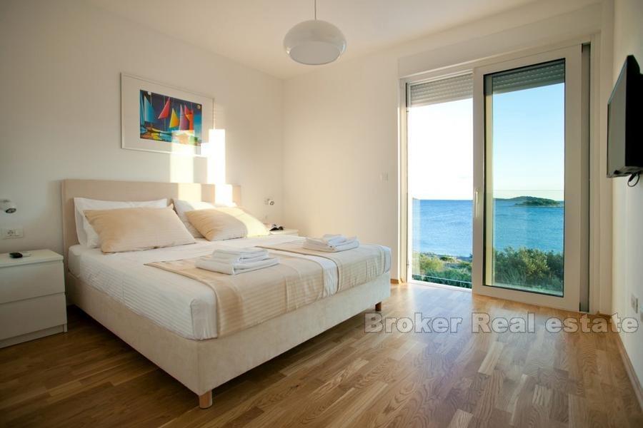 Современная семейная вилла с бассейном