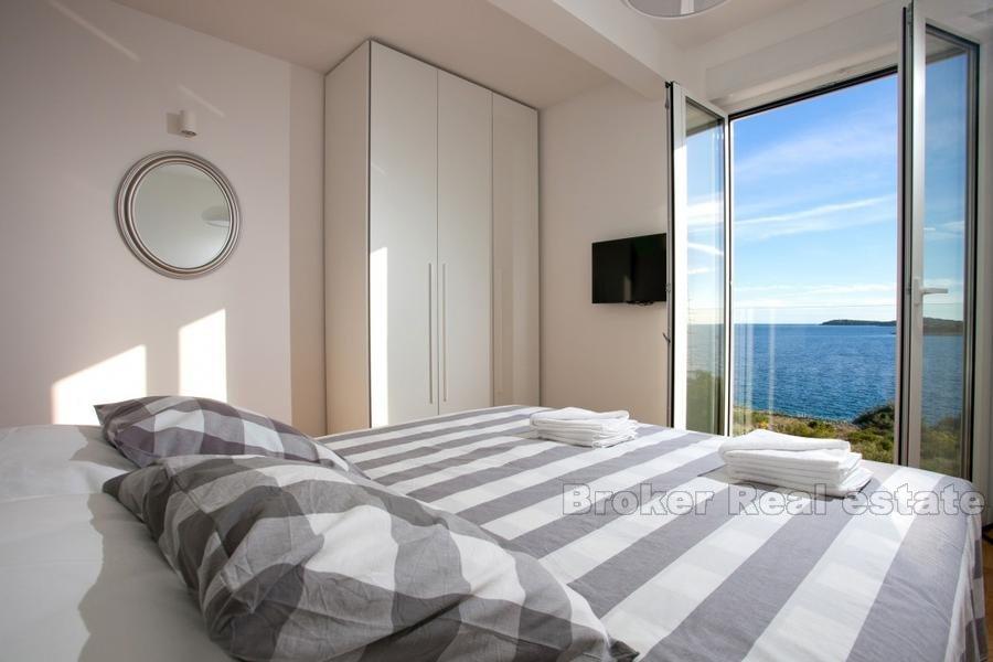 Современная семейная вилла с бассейном