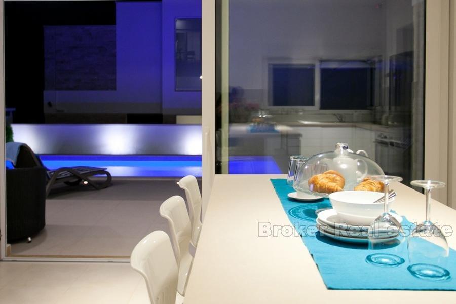 Villa moderna con piscina in vendita