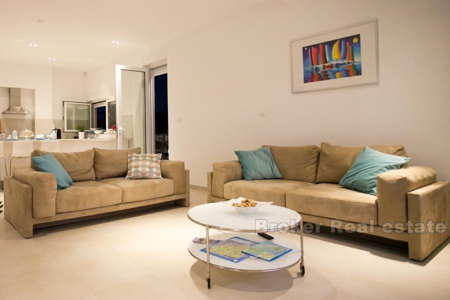 Villa moderna con piscina in vendita