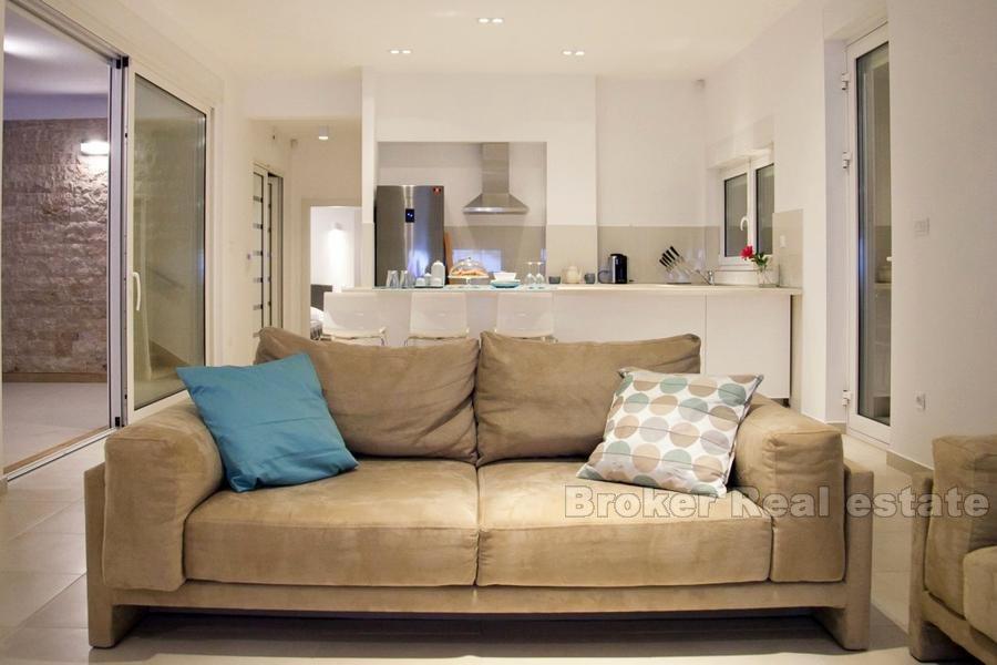 Nowoczesna willa rodzinna z basenem na sprzedaż