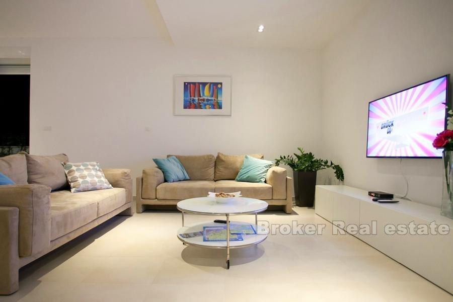 Moderní rodinná vila s bazénem k prodeji