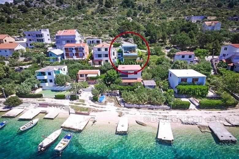 Novoizgrađena obiteljska vila s bazenom za prodaju