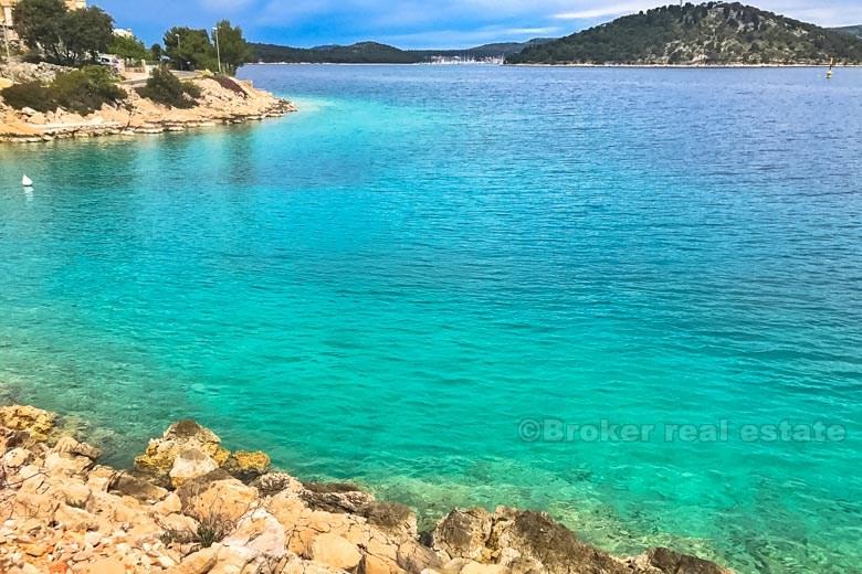 Terrain à bâtir à vendre, au premier rang de la mer