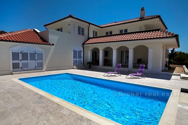 Familienvilla mit Pool und Meerblick