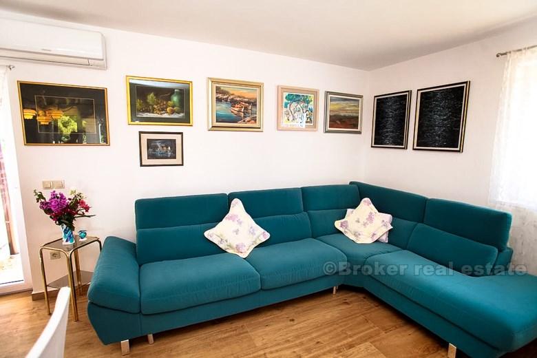 Willa rodzinna z basenem i widokiem na morze