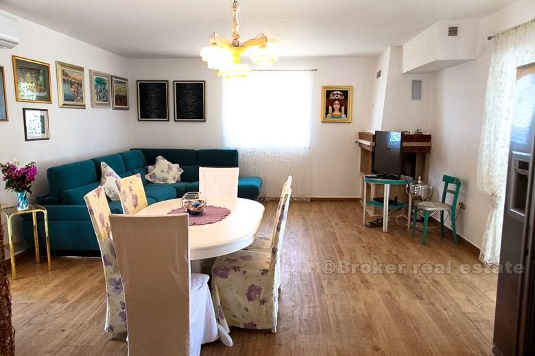 Willa rodzinna z basenem i widokiem na morze