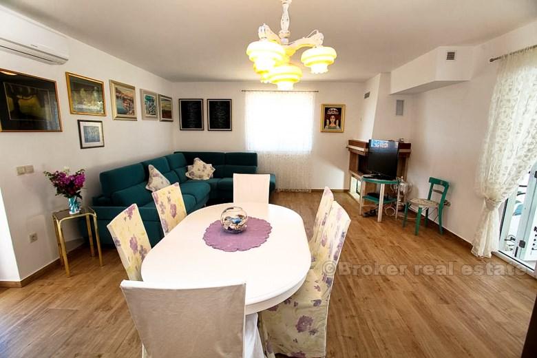 Familievilla med svømmebasseng og havutsikt