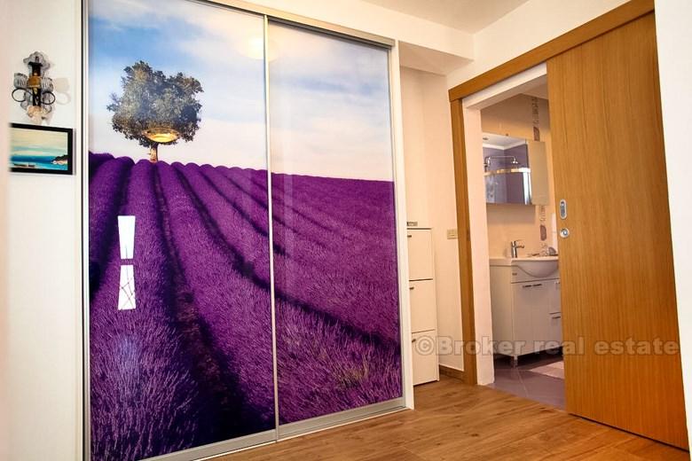 Familievilla med svømmebasseng og havutsikt