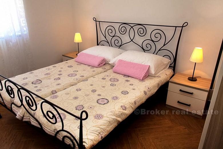 Willa rodzinna z basenem i widokiem na morze