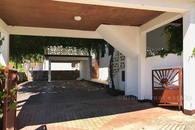 Belle maison avec quelques appartements, près de la mer