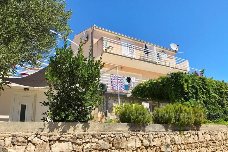 Bella casa con 5 appartamenti con vista sul mare