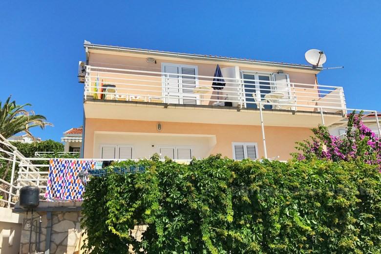 Ładny dom z 5 apartamentami z widokiem na morze