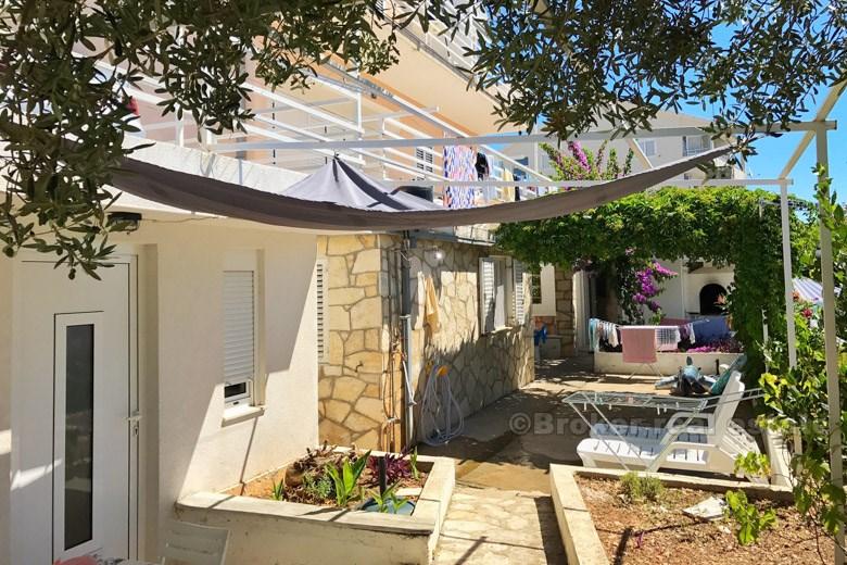 Bella casa con 5 appartamenti con vista sul mare