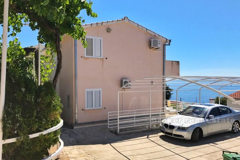 Ładny dom z 5 apartamentami z widokiem na morze