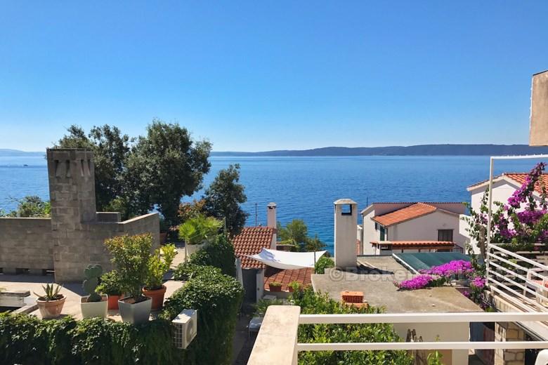 Bella casa con 5 appartamenti con vista sul mare