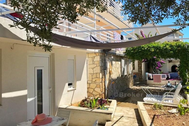 Bella casa con 5 appartamenti con vista sul mare