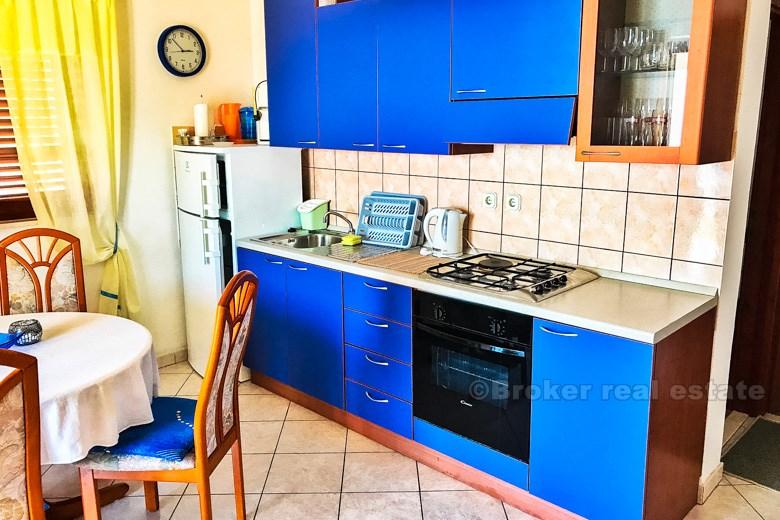 Dom na dwóch piętrach, z widokiem na morze