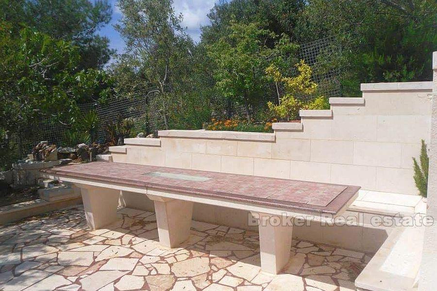 Utmerket posisjonert villa på første rad til sjøen