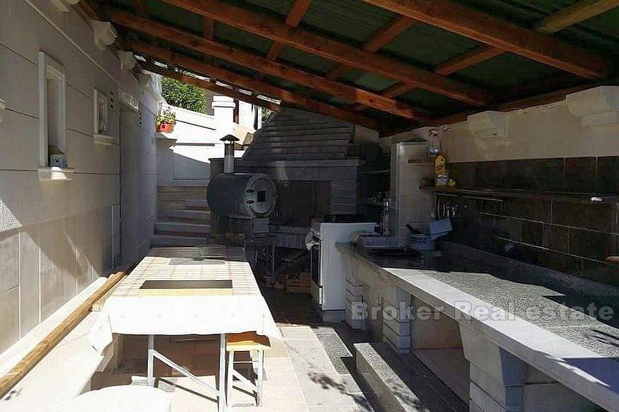 Izvrsna pozicija vile na prvom redu do mora