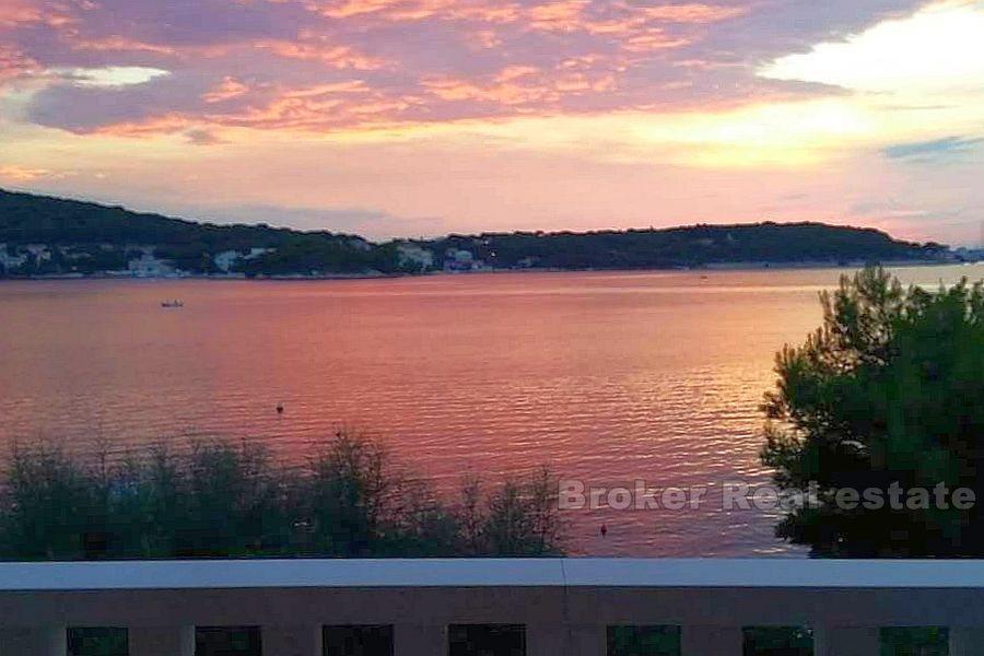 Izvrsna pozicija vile na prvom redu do mora