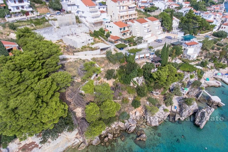 Unfinished building, first row to the sea, for sale