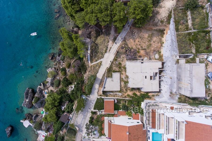 Unfinished building, first row to the sea, for sale