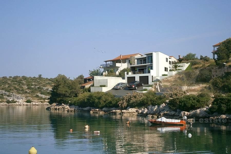 Helt ny villa i första raden till havet