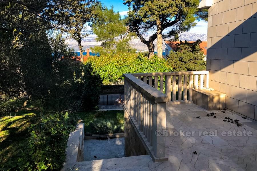 Belle maison en pierre avec vue sur la mer