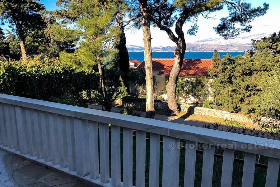 Piękny dom z kamienia z widokiem na morze