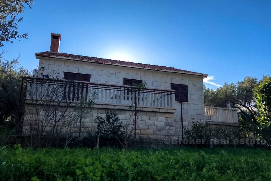 Piękny dom z kamienia z widokiem na morze