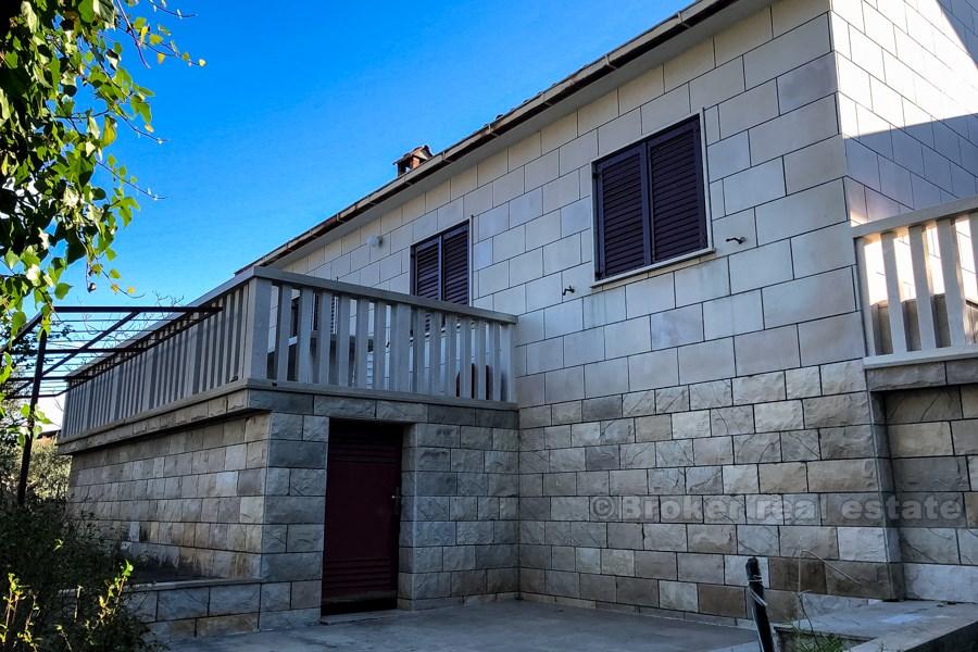 Piękny dom z kamienia z widokiem na morze