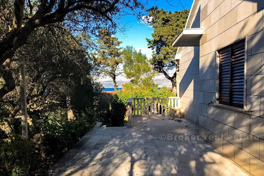 Schönes Steinhaus mit Meerblick