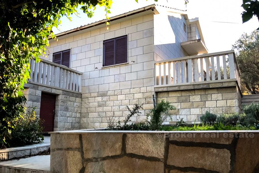 Schönes Steinhaus mit Meerblick