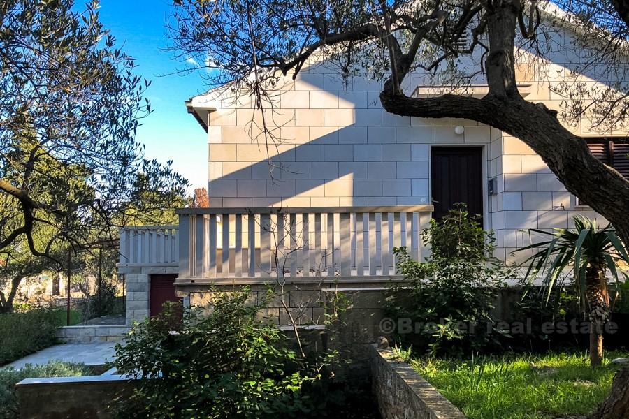 Schönes Steinhaus mit Meerblick