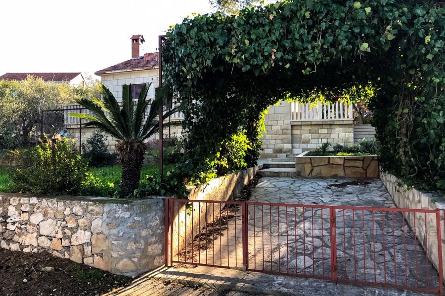 Schönes Steinhaus mit Meerblick