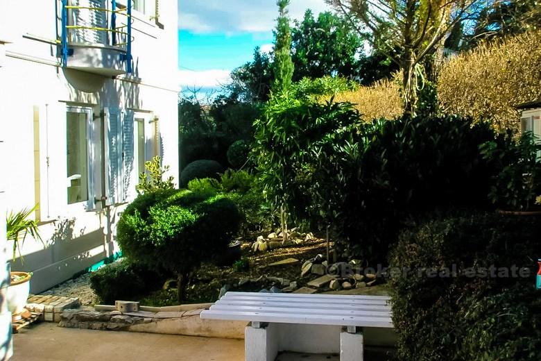 Bella villa arredata nella seconda fila al mare, in vendita